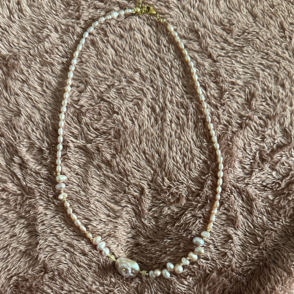 Elegant Pearl Necklace with Gold Accents